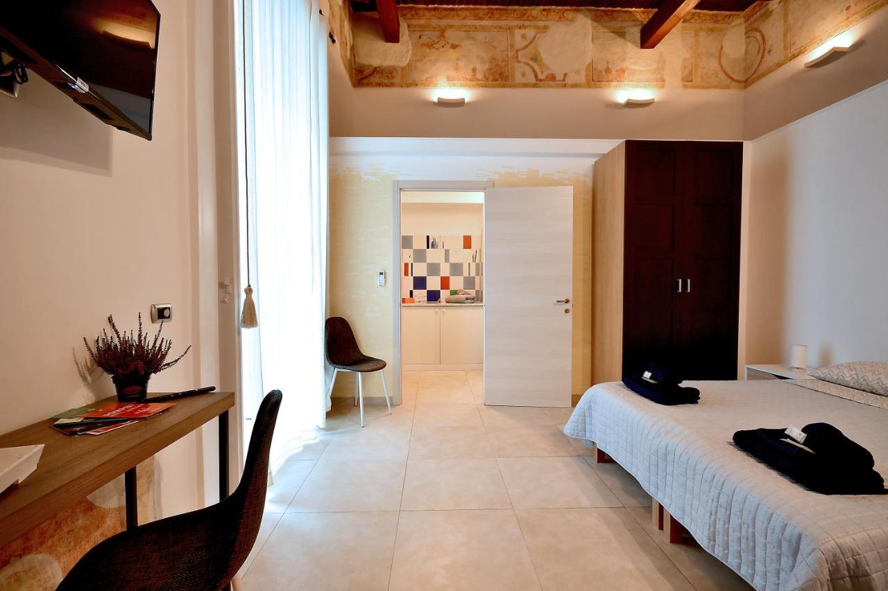 Di affreschi e volte Bed and Breakfast Napels Buitenkant foto